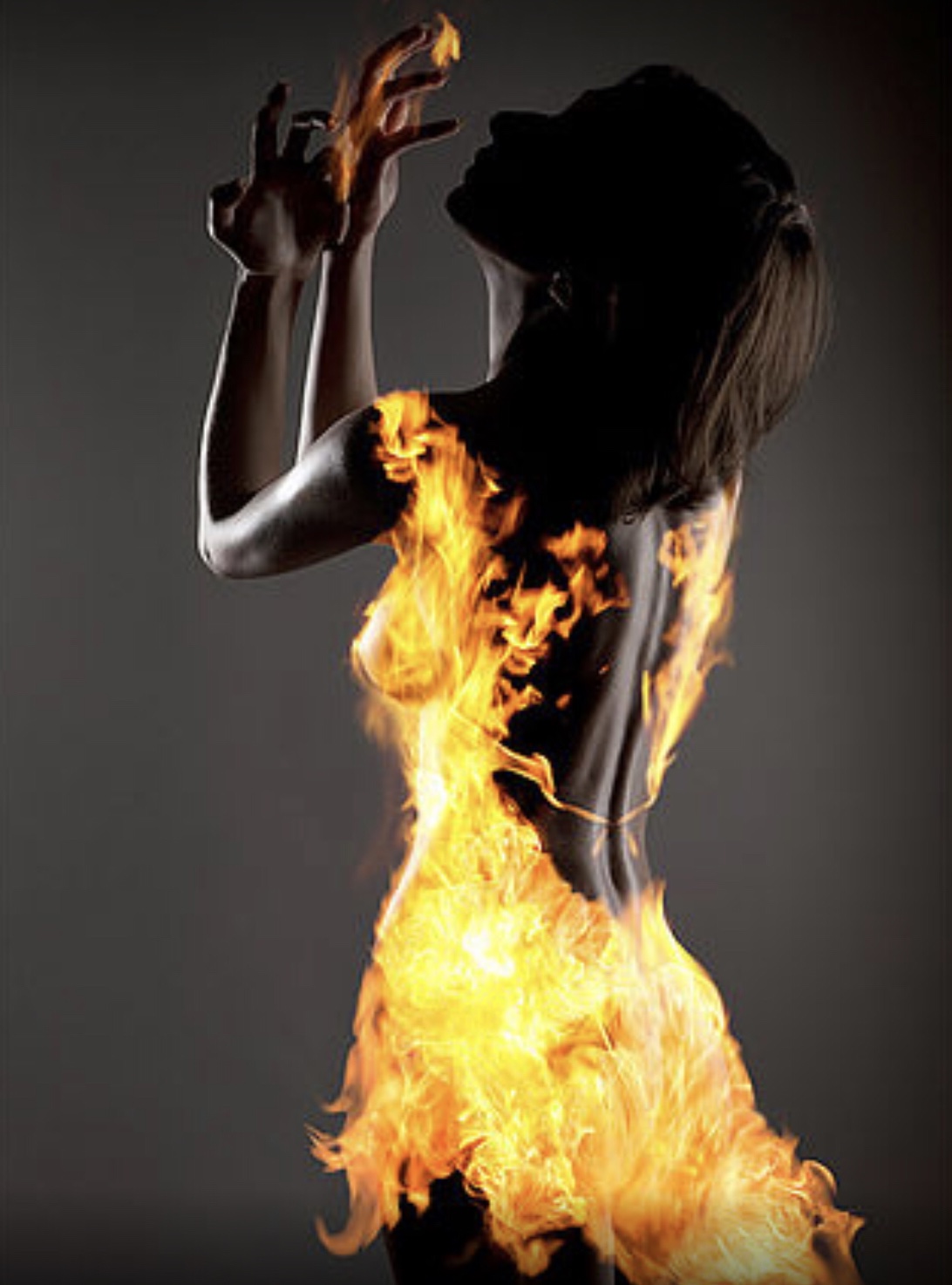 Факела горят в руках мод. Девушка и огонь. Горю в огне. Огненная женщина. Красивая девушка в огне.