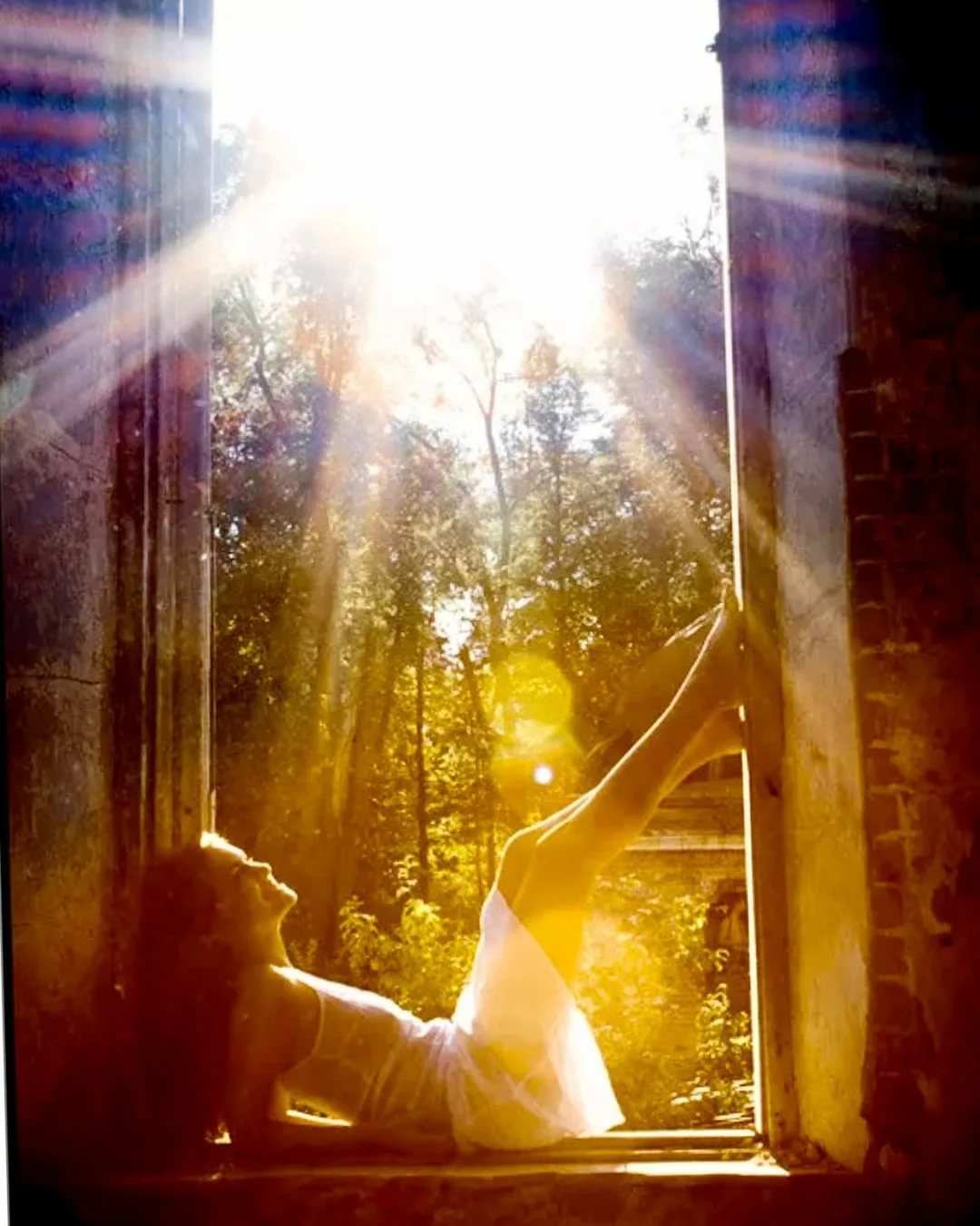 Включи душе свет. Девушка в солнечных лучах. Луч солнца в окне. Солнце в окне.