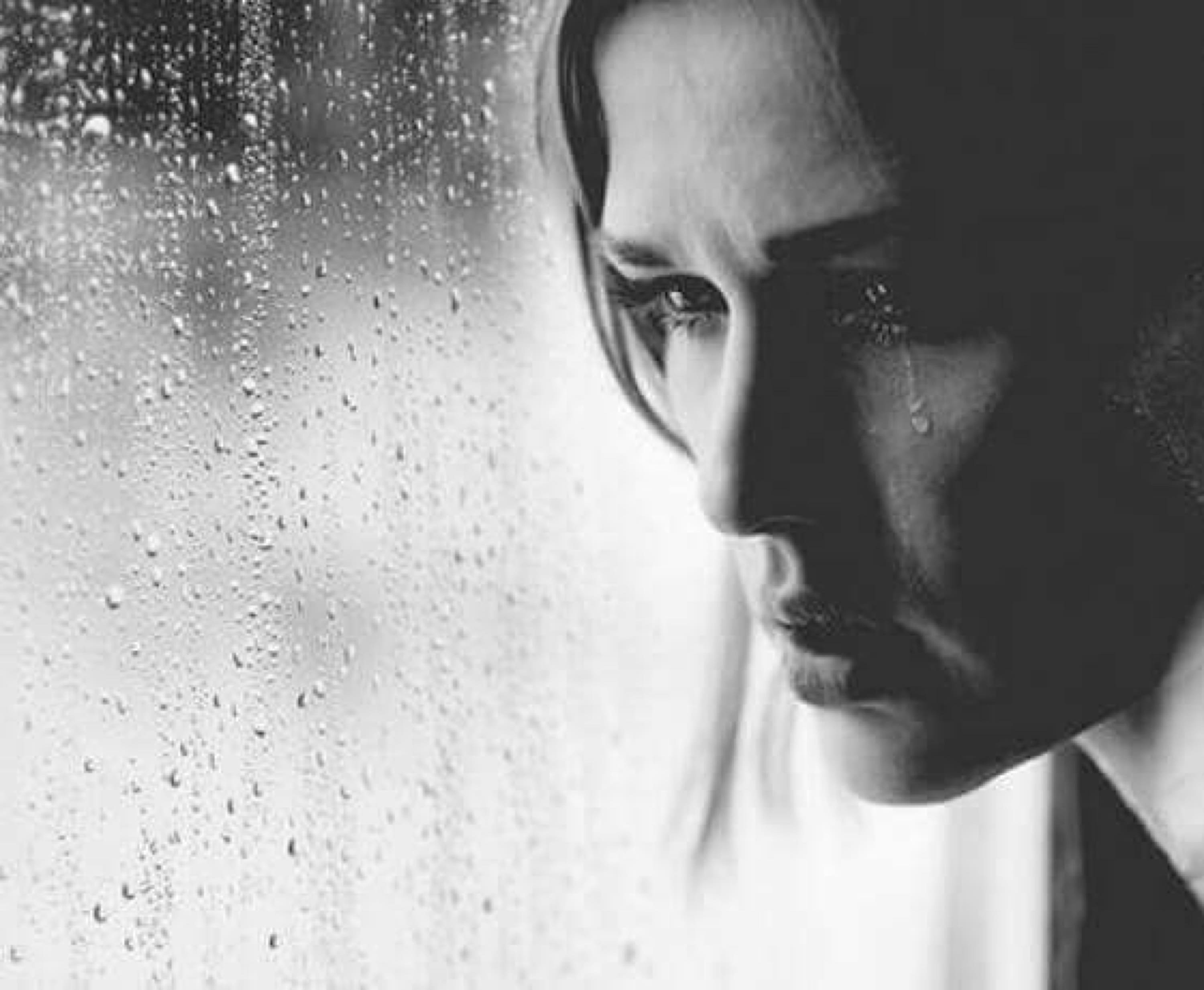 Женщина плачет слушать. Женщина плачет у окна. Девушка плачет у окна. Сильная женщина плачет у окна. Плачущая женщина у окна.