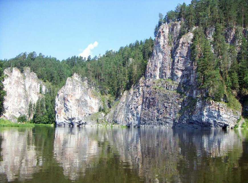 Река величаво течёт вдоль хребта