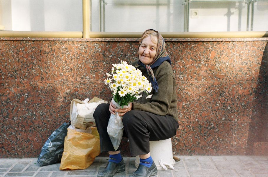 Зачем бабушка ходила в дом учителя тайком. Бабушка продает цветы. Старуха с цветами. Бабушки продают цветочки. Бабушки продают цветы на улице.
