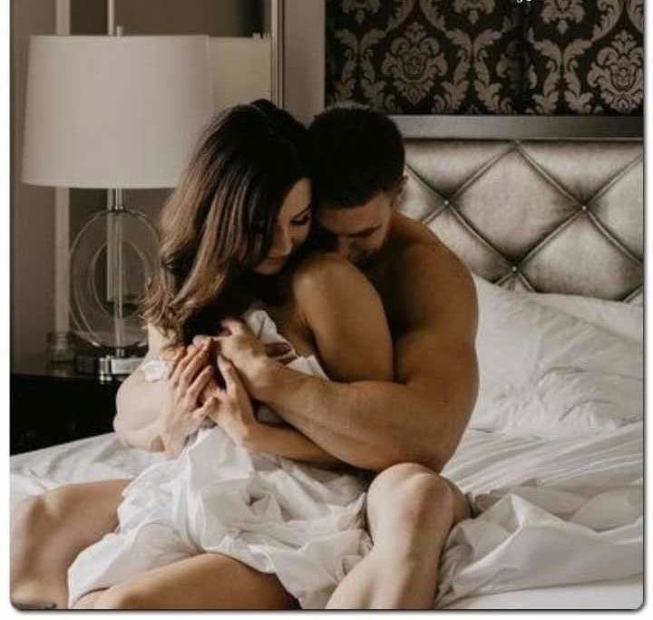 Пары в красивом белье. Мужчина и женщина в постели. Красивая любовь в кровати. Романтика в постели. Красивые страстные пары.