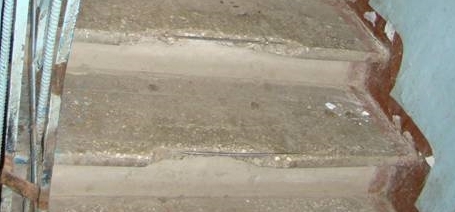 Ступеньки старые ворчали