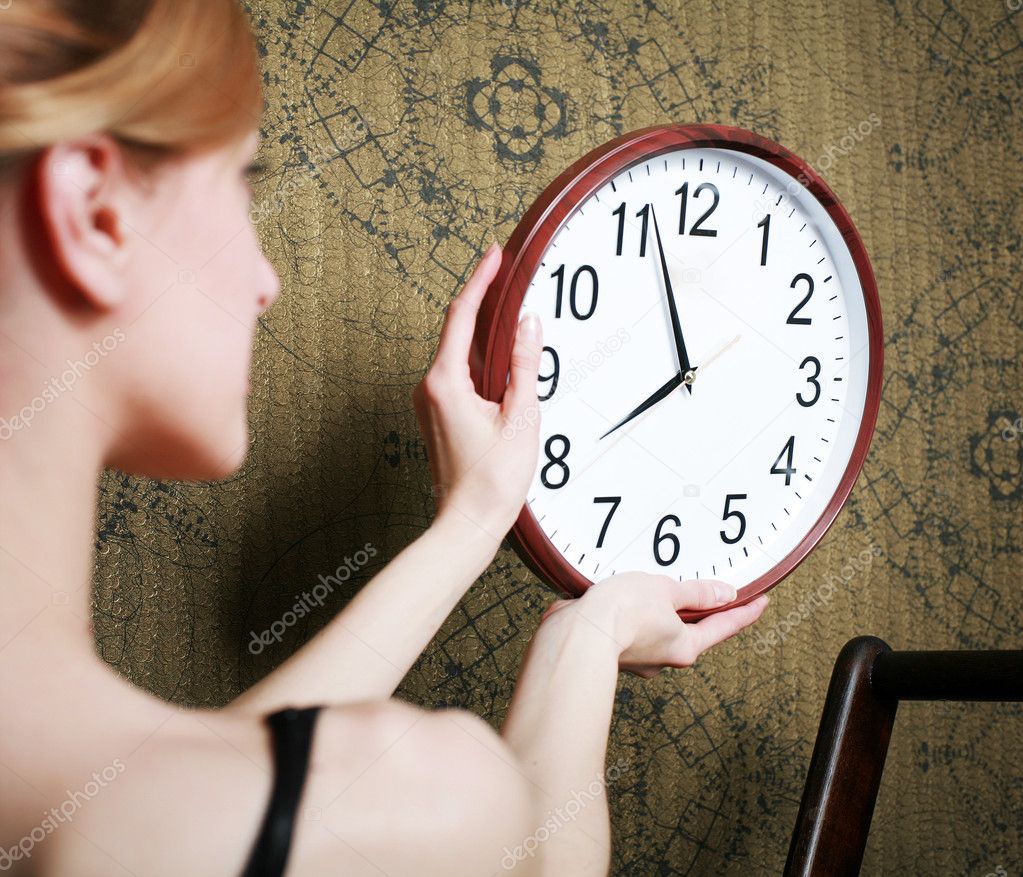 Номер говорящих часов. Женщина с настенными часами. Женщина вешает часы на стену. Фотография девушки с настенными часами. Чел держит настенные часы.