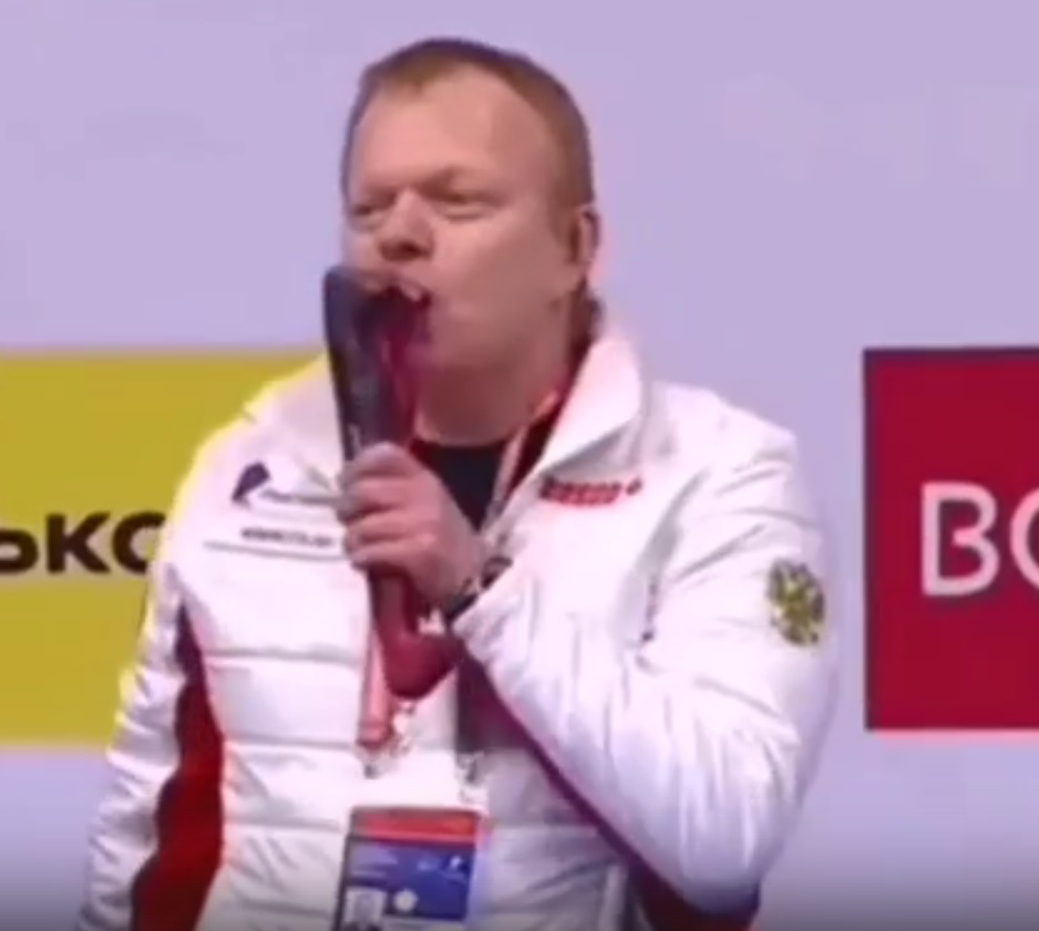 Когда Серёжа Дудаков чехлы целует от коньков?