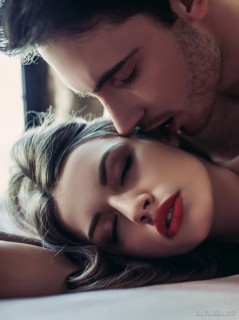 Он читает по...