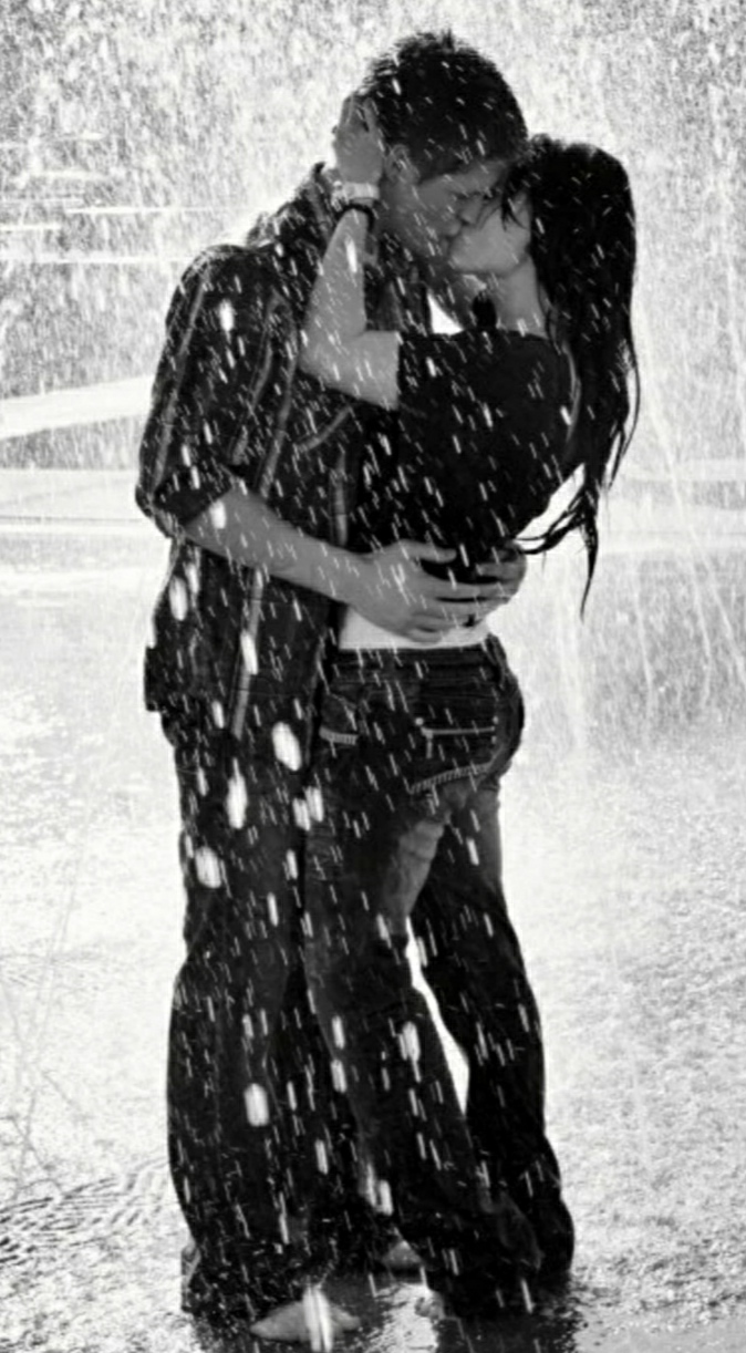 Парни девки в душе. Пара под дождем. Поцелуй под дождем. Влюбленная пара под дождем. Двое влюбленных под дождем.