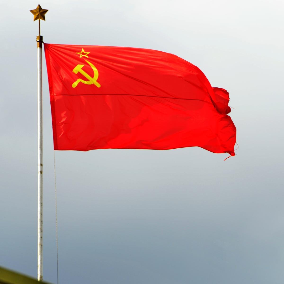 Как выглядит красное знамя
