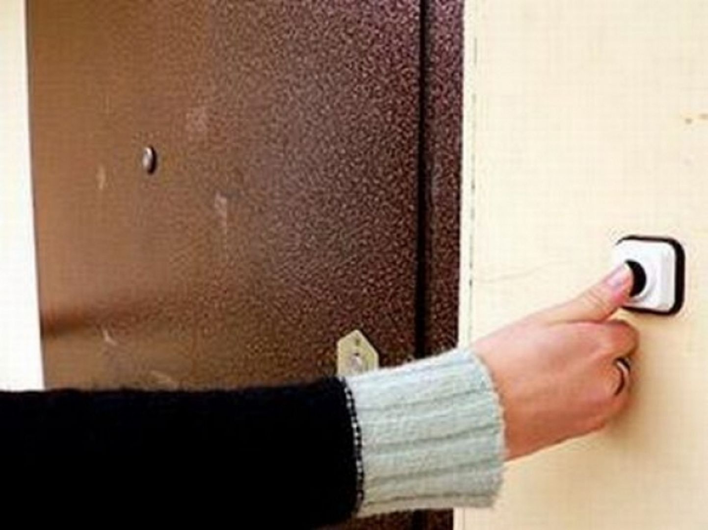 Чем дольше стучите в дверь мою звоня. Дверной звонок в квартире. Не открывай. Нажимает на дверной звонок. Знаки над дверью.