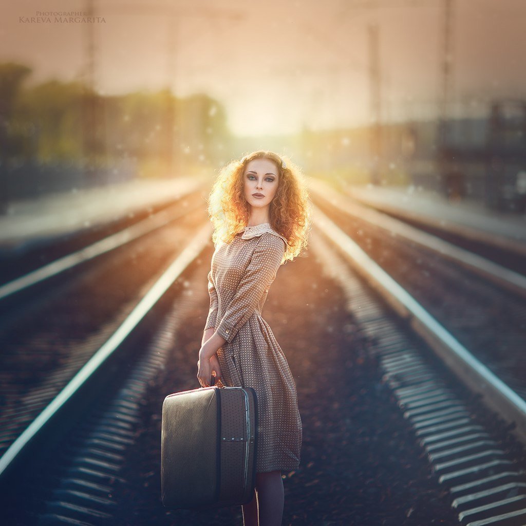 Книга женщины которые долго ждут. Девушка с чемоданом. Фотосессия на рельсах. Фотосессия на дороге. Девушка на железной дороге.