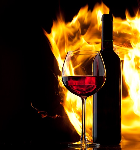 Бокал вина огонь. Огонь и вино. 2 Бокала на фоне огня. Вино огонь вода. Заставка на айфон огонь вино.