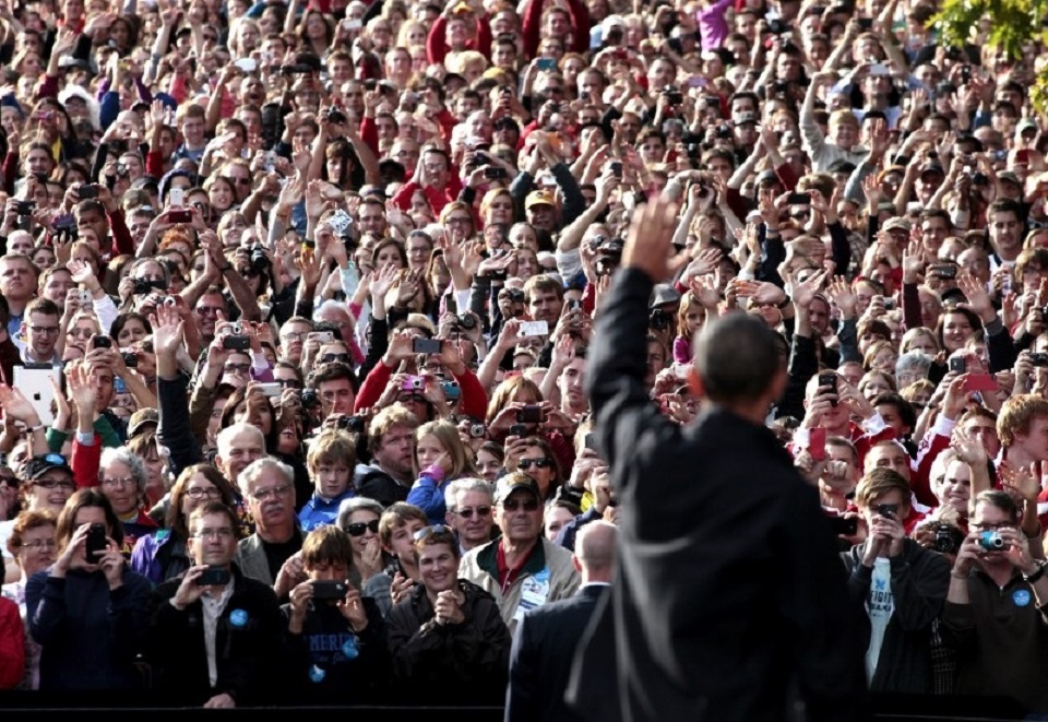 Как люди получают власть. Оратор и толпа. Лидер в толпе. Толпа аплодирует. Перед народом.