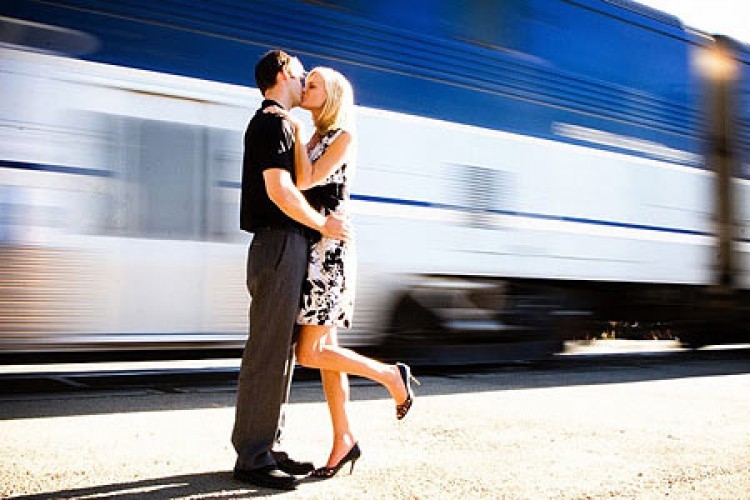 Провожать возлюбленного. Встреча на вокзале влюбленных. Встреча поезда. Девушка прощается с парнем. Парень и девушка на вокзале.