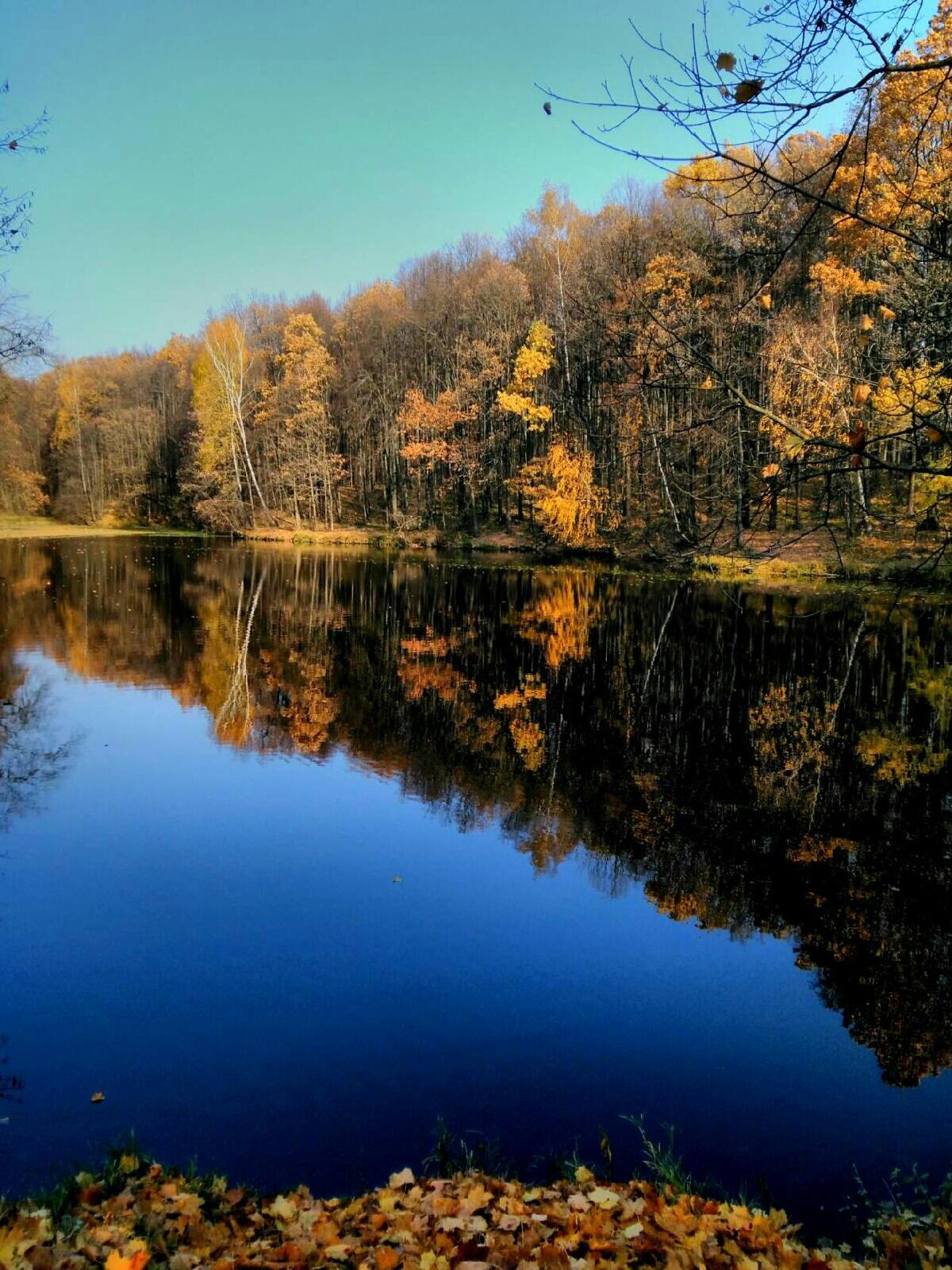 В этом городе осень...