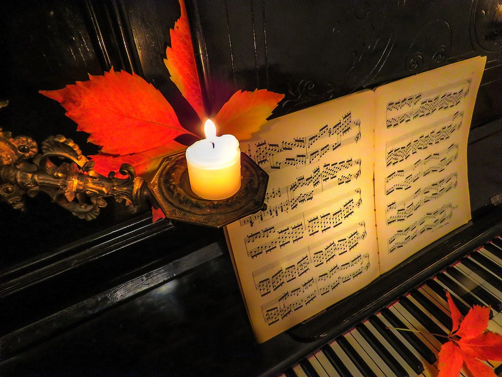 Траурная мелодия. Вечная память музыканту. Память ушедшим музыкантам. Память о композиторе. Рояль и свечи.