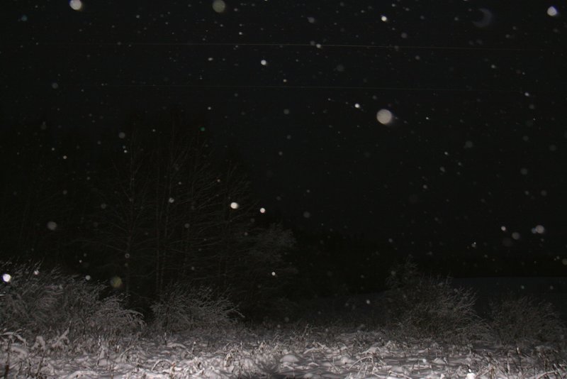 Двойная сплошная разметка. 1 сплошная линия обозначает край проезжей части. Ночью темень ночью. Темная дорога. Штраф за пересечение разметки 1.