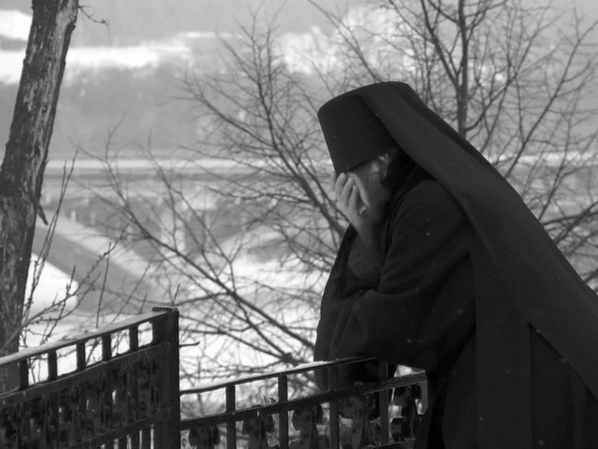 Грех печали. Смирение монаха. Православный монах. Монах плачет.