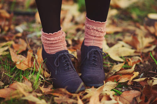 Сухими листьями шуршит истома..