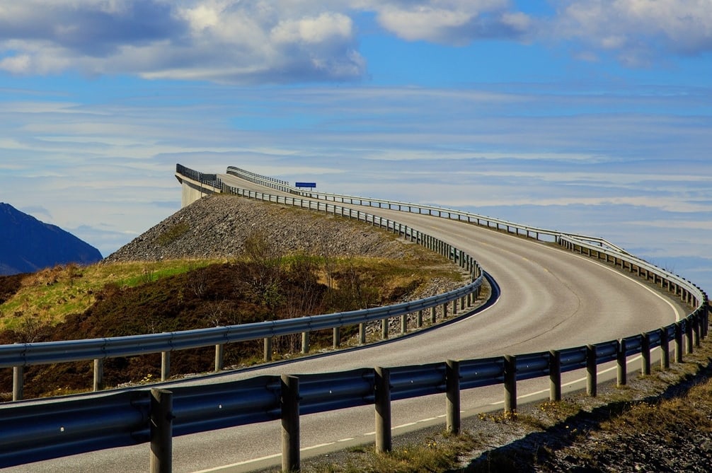 Дорога 7 метров. Атлантическая дорога в Норвегии. Дорога поворот. Дорога жизни. Дорога посреди моря.