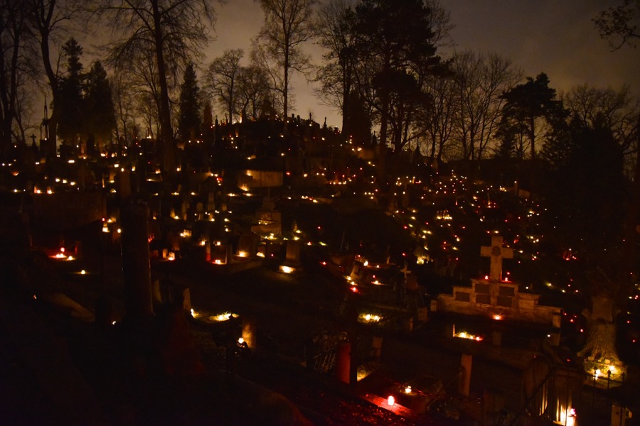 Ночью на кладбище есть. Кладбище ночью. Прогулка по кладбищу. Европейское кладбище ночью. Прогулка по ночному кладбищу.