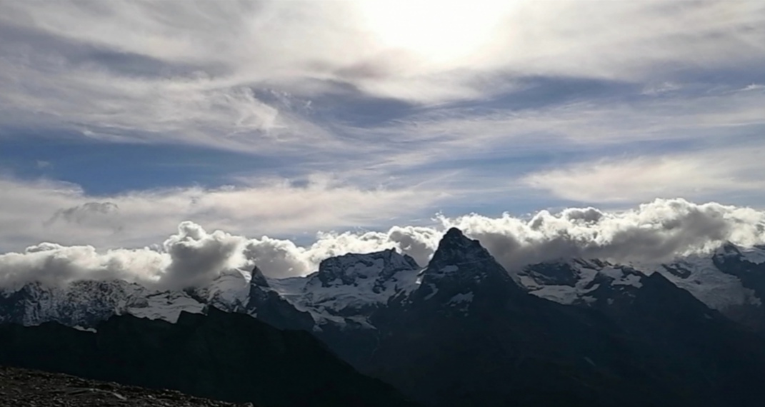 Легли на землю тучи...