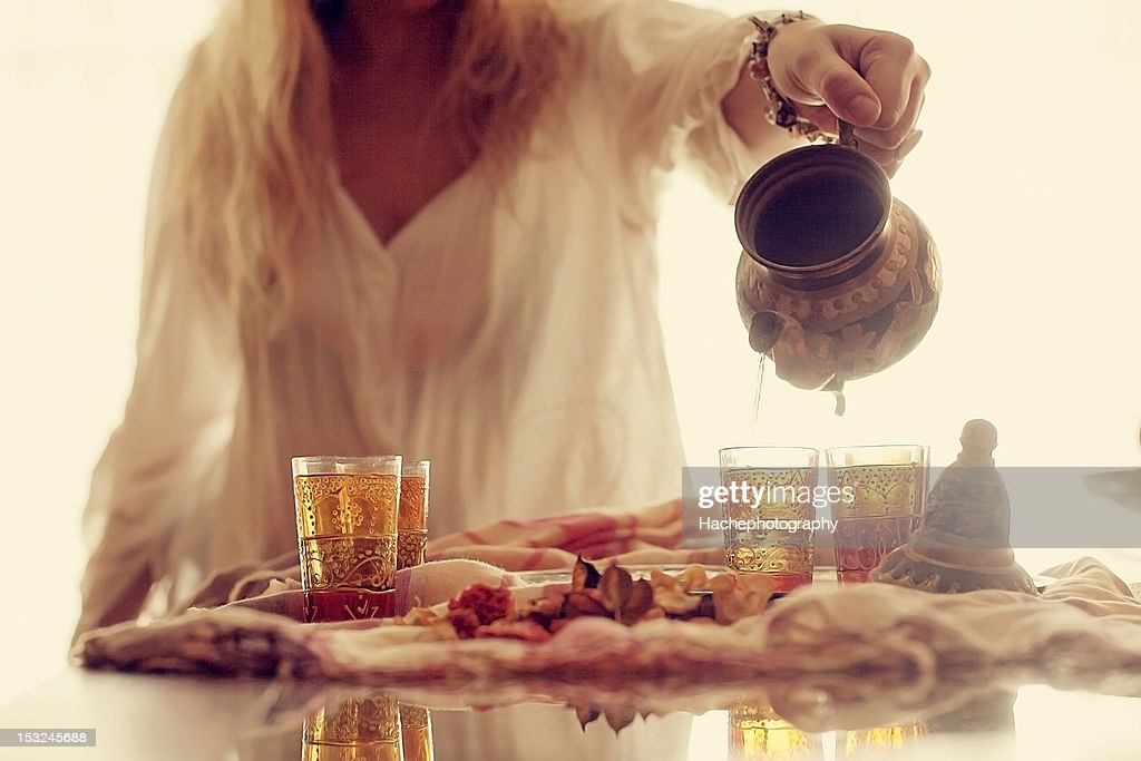 Что попить вечером. Девушка с чашкой чая. Утреннее чаепитие. Чай утром. Женщина пьет чай.