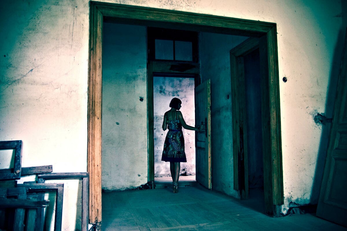 Безумная дверь. Девушка у двери. Девушка за дверью. Открытая дверь. Человек за дверью.