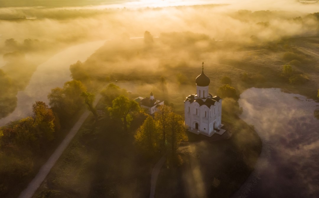 Храм Покрова на Нерли туман