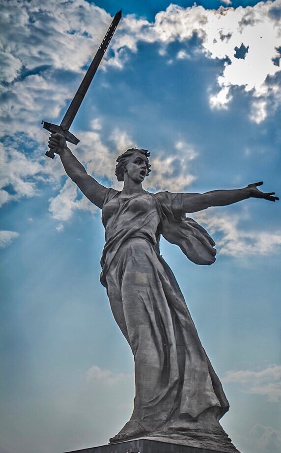 Статуя родина мать зовет