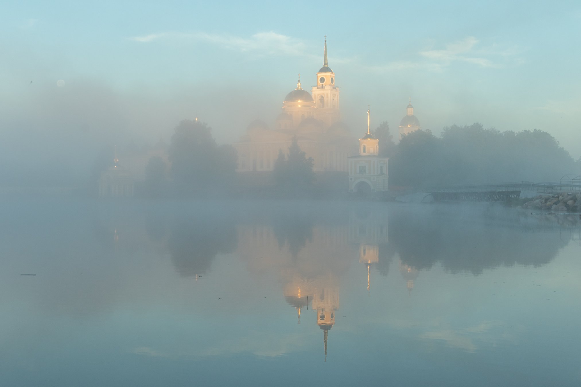 Храм в тумане в на рассвете