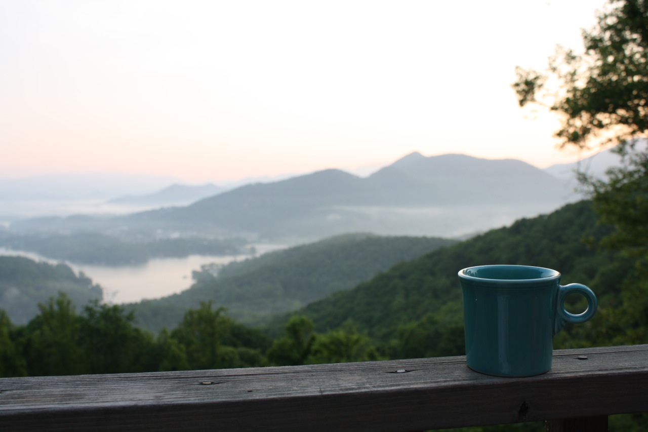 Утро буда. Утро в горах с чашкой кофе. Чай в горах. Чашка кофе на природе. Чашка кофе с видом на горы.