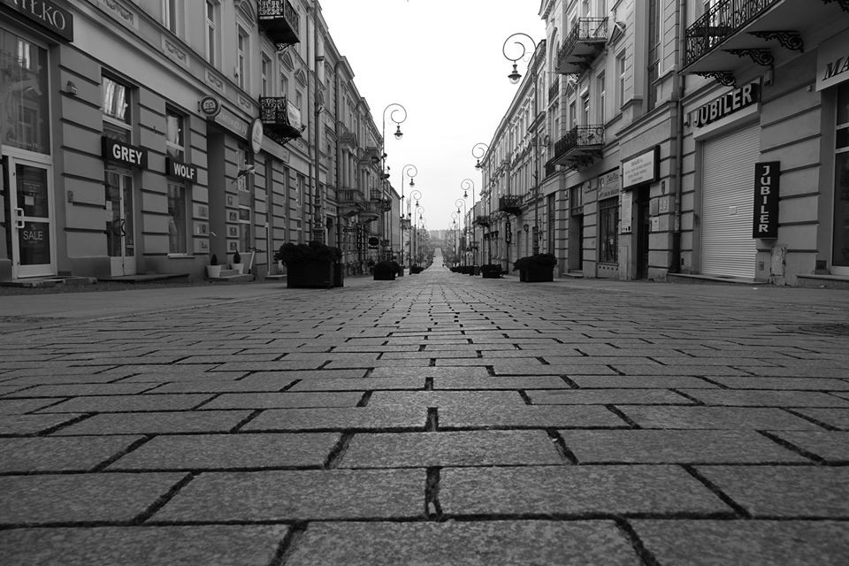 Англия улицы лондона улочки. Один дом на улице. Улицы городов статьи. Пешеходный переход нью йорк. Спринг стрит нью-йорк.