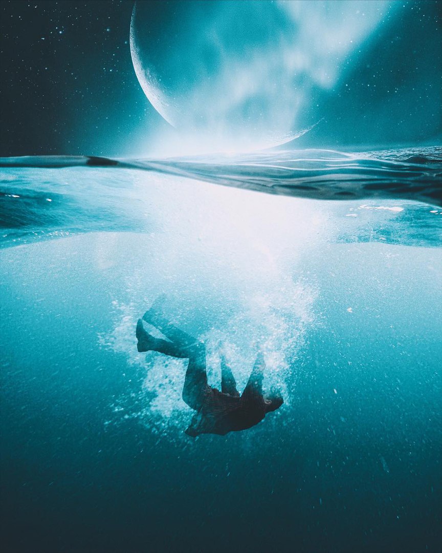 Мужчина смотрит безысходно