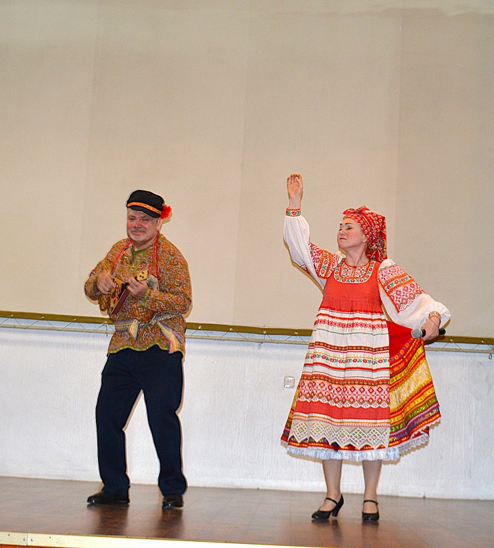 Веселые бабушка и дедушка