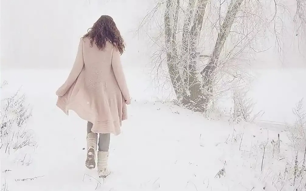Бегу по следам песня. Снег заметает следы. Бегущая по полю снежному. Девушку замело снегом. По белому снегу.