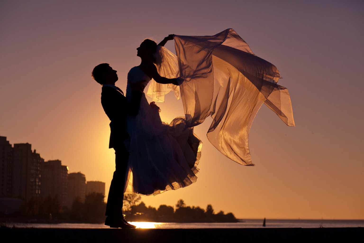 Красивая пара танцует. Пара танцует. Романтический танец. Танец любви. Танец двоих.