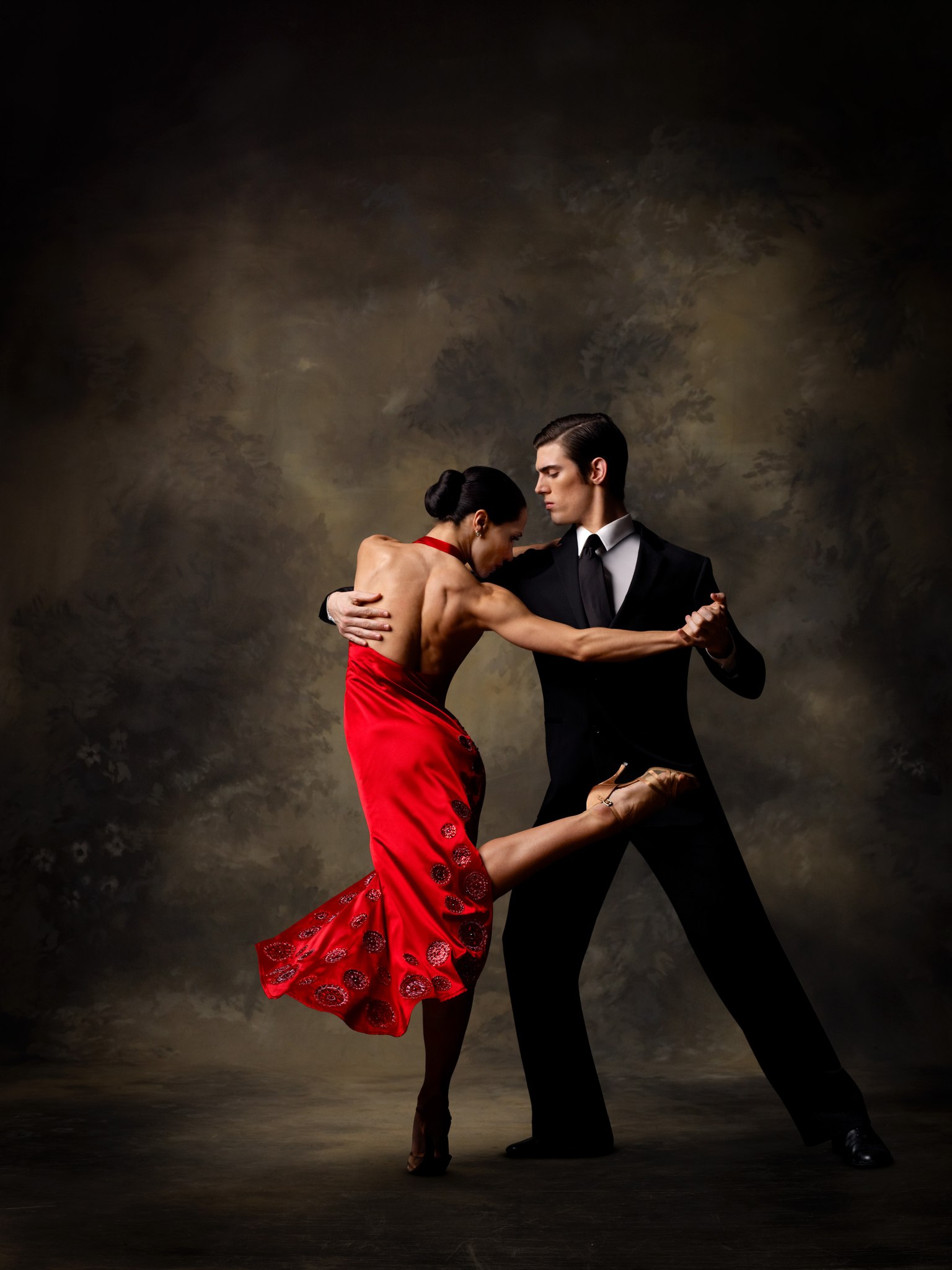 Танцующая пара видео. Аргентинский танцор танго. Аргентинский танцор танго Карлос Гарида. Танго Аргентино постеры. Сальса танец.