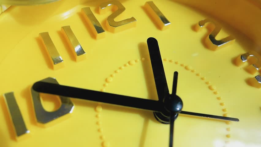 Бегают по часовой стрелке. Часы желтые. Стрелки часов жёлтые. Стрелка от часов. Весовые часы на желтом фоне.