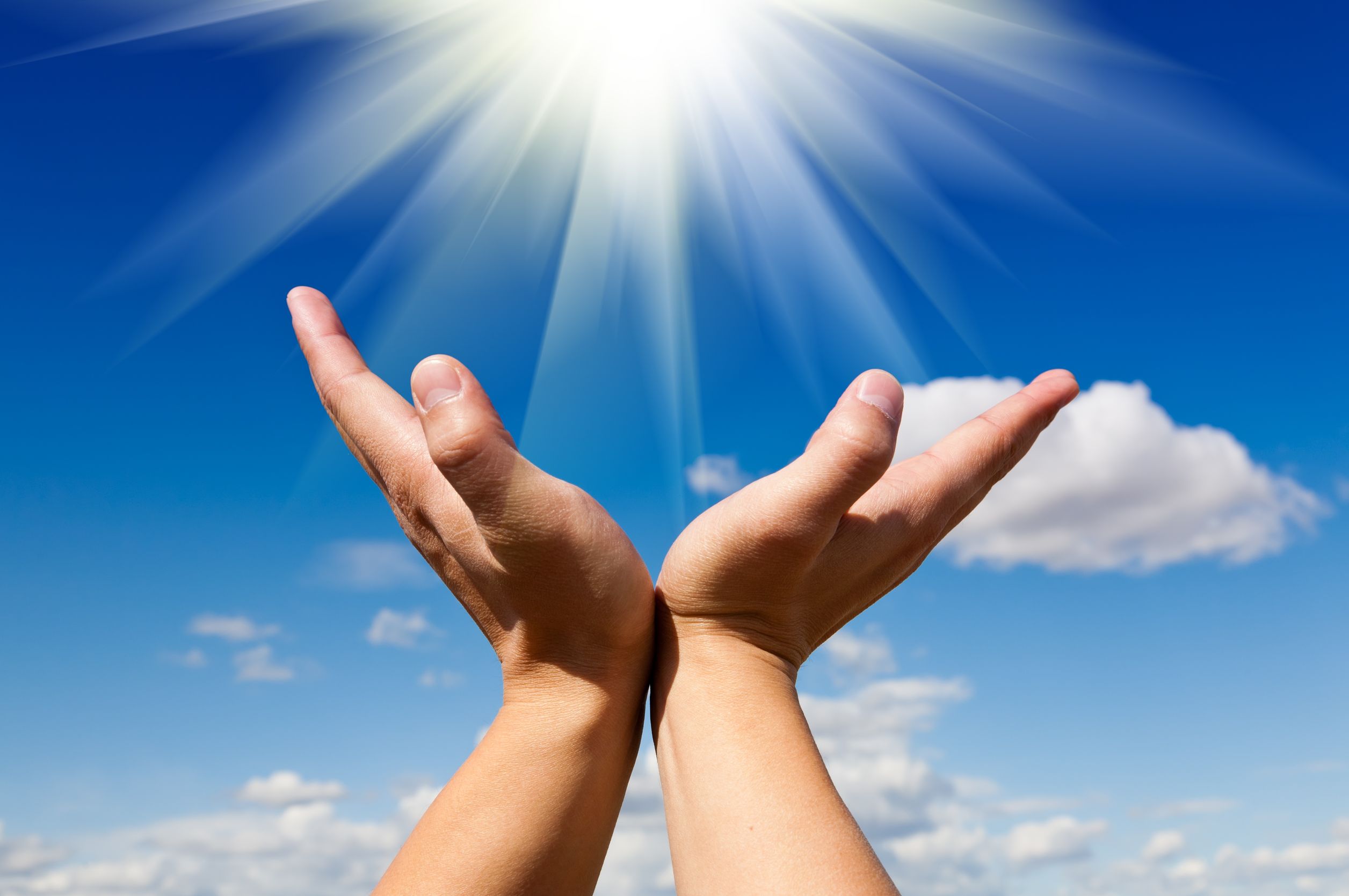 Умение принимать жизнь. Солнце в руках. Небо на ладони. Руки к небу. Руки на фоне неба.