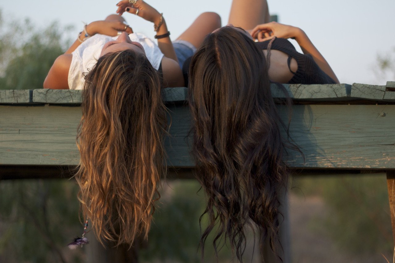 Хочу вместе с ее подругой. Лучшие подруги. Две подружки. Подружки с длинными волосами. Дружба подруг.