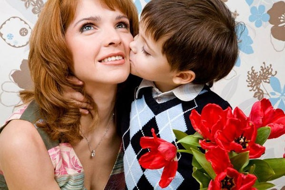 День матери сыну. Красивая мама с ребенком. Дети поздравляют маму. Очень красивая мама.