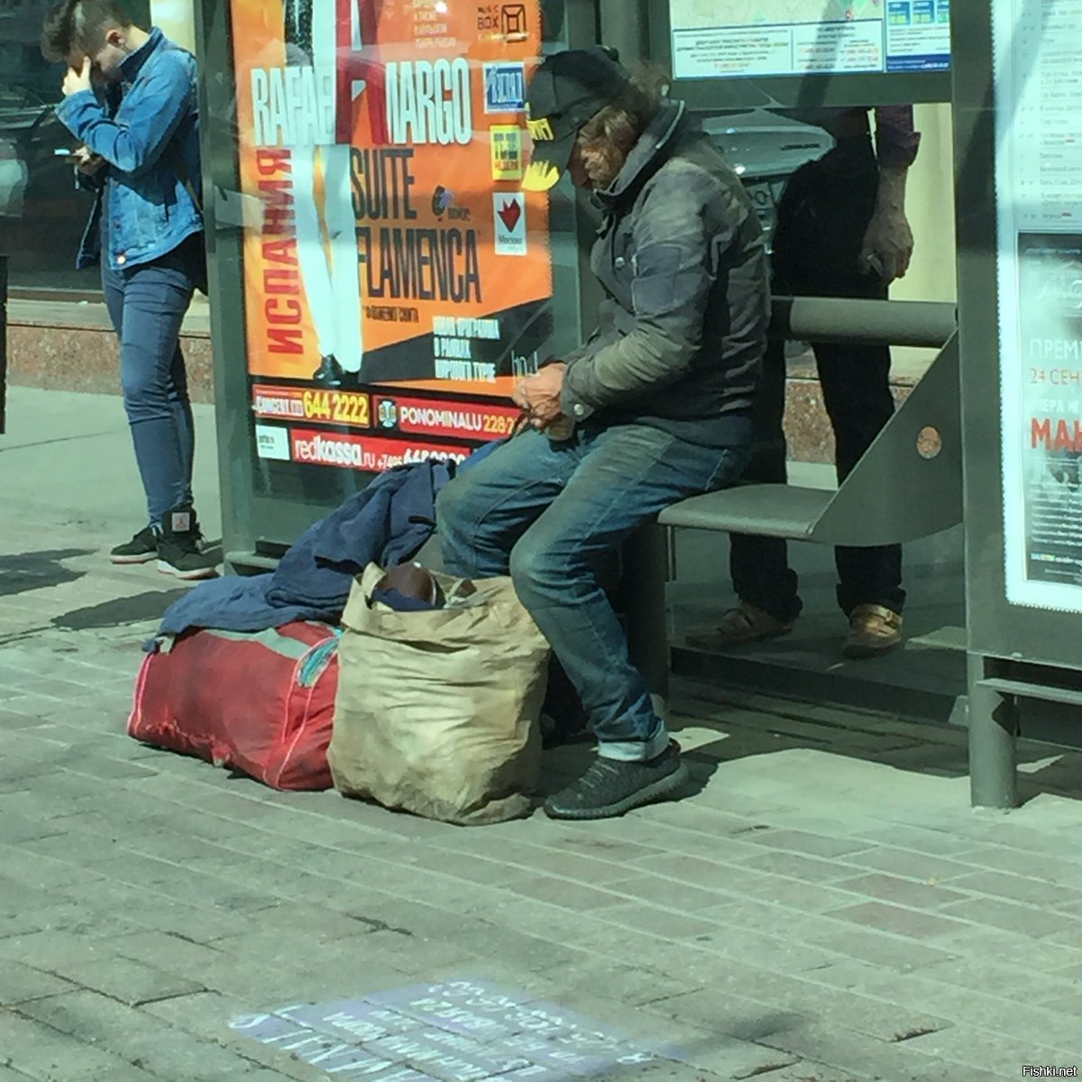 Блогерша из питера с бомжами. Бездомные на улицах Москвы.