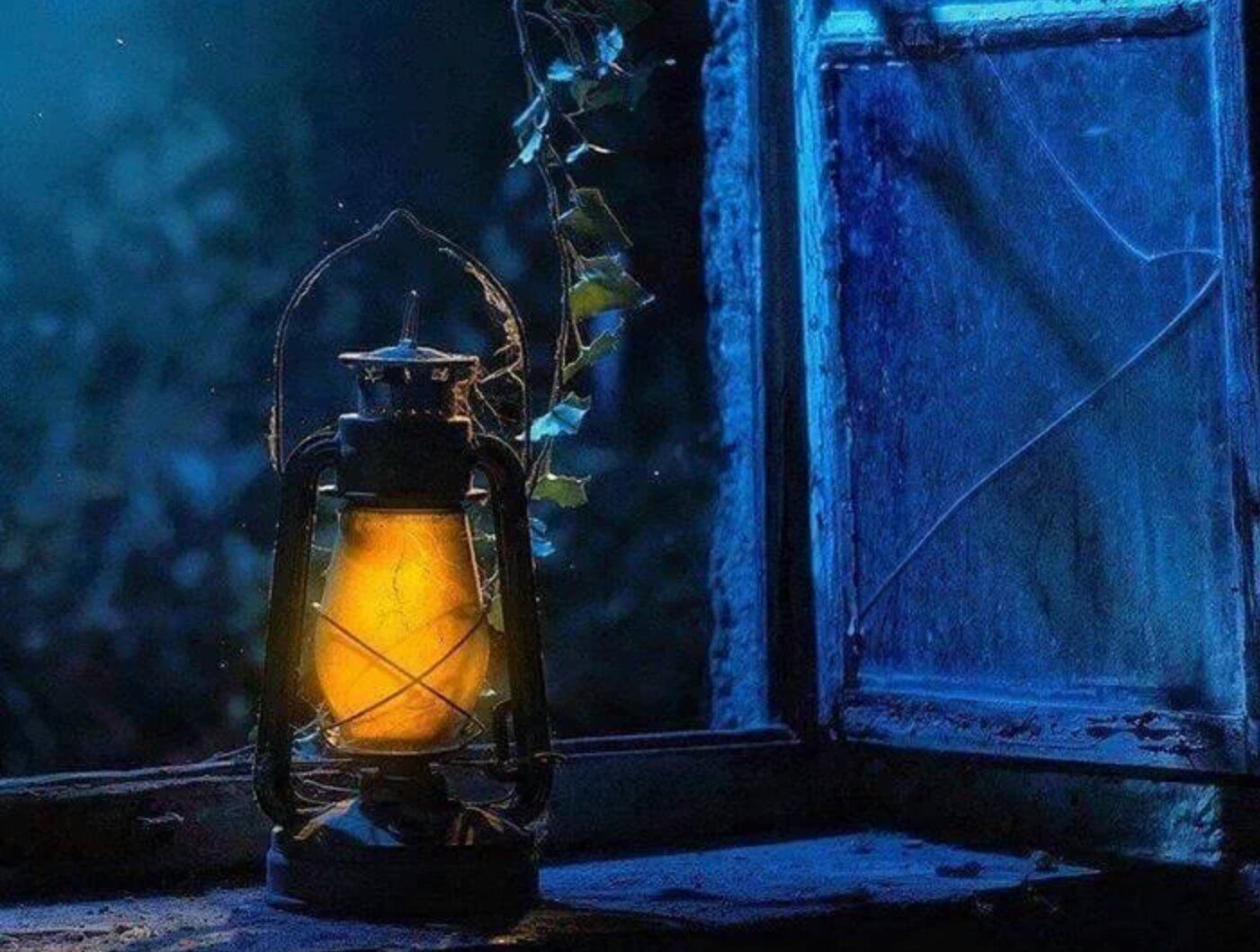 Помнятся мне вечера. Керосиновая лампа на окне. Старый фонарь. Керосиновая лампа в темноте. Свет в окне.