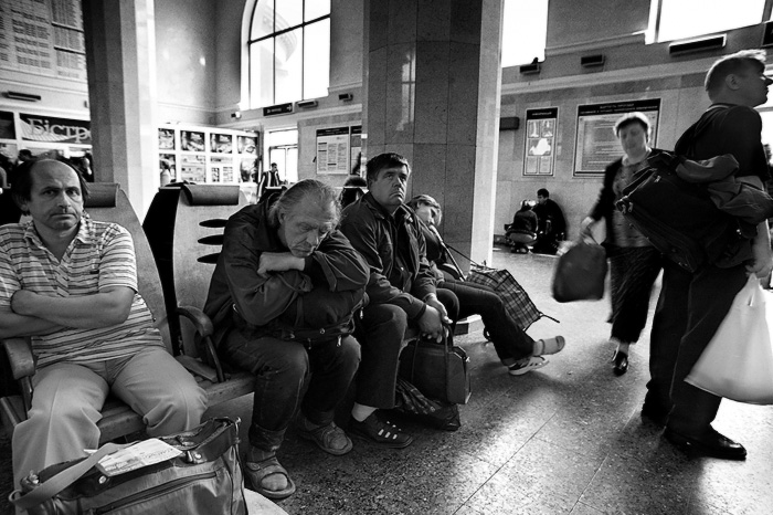 Проголосовать на вокзале. Люди на вокзале. Люди сидят на вокзале. Люди на вокзале зал ожидания. ЖД вокзал зал ожидания.