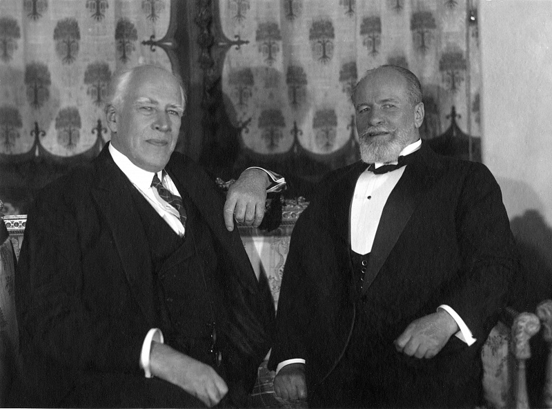 Немирович-данченко владимир иванович. Станиславский и данченко были основателями. Немирович-данченко. Станиславский и данченко были основателями. Театр станиславского и немировича данченко.