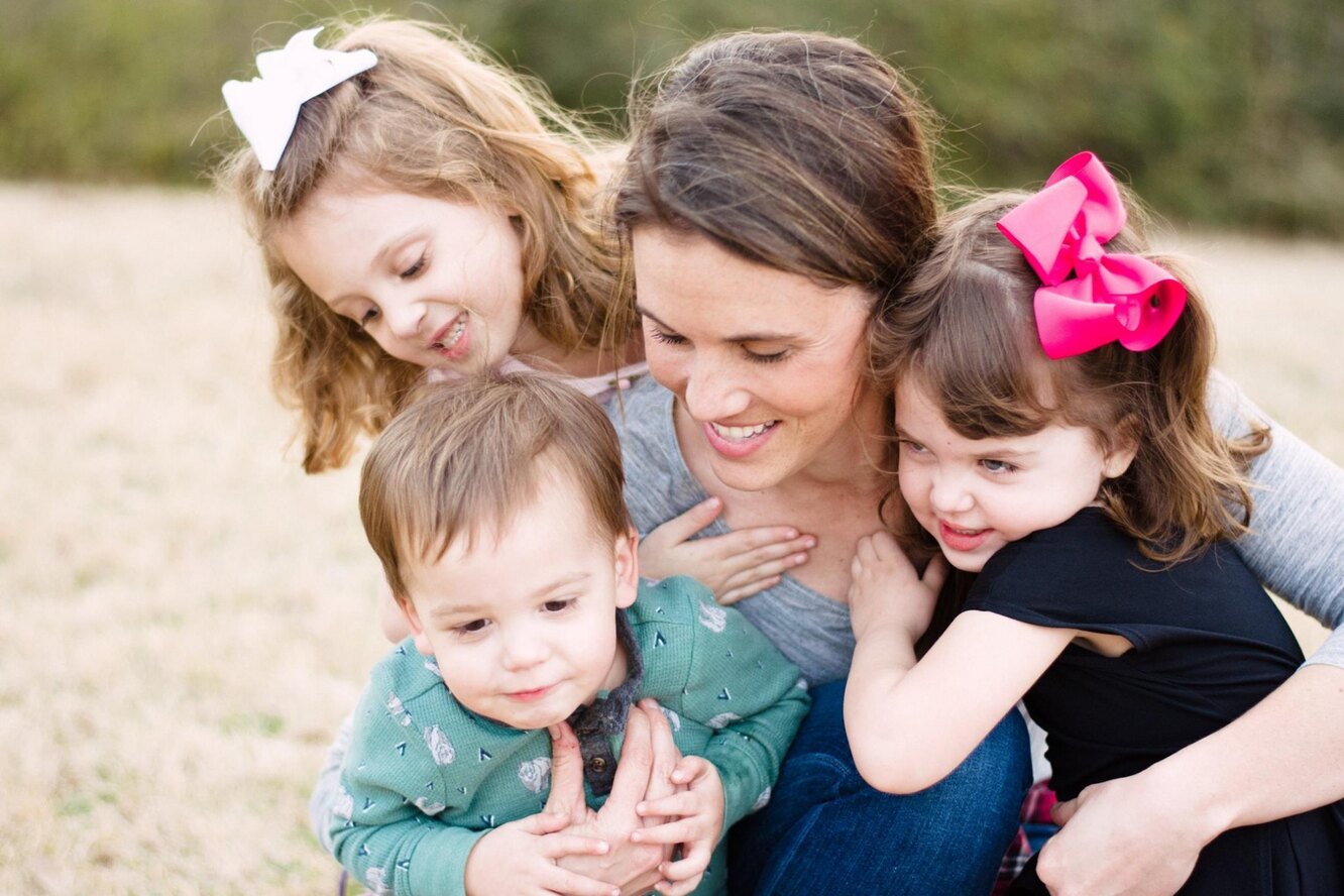 Мамы и дети несколько. Многодетная мать. Многочисленные мамы. Многочисленные мамы. Женщина с тремя детьми.