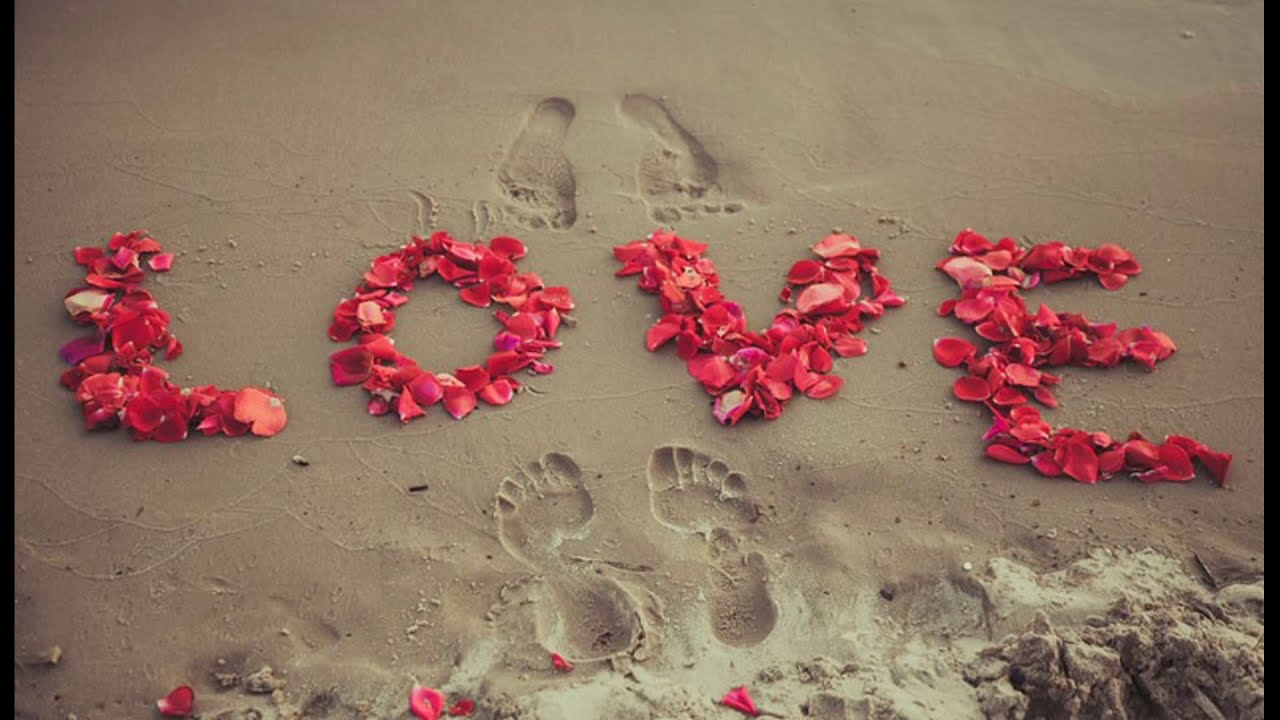Любимая картинки с надписями романтические. Признание в любви на песке. Сердце из лепестков на песке. Романтичные надписи. Лепестки роз на песке.