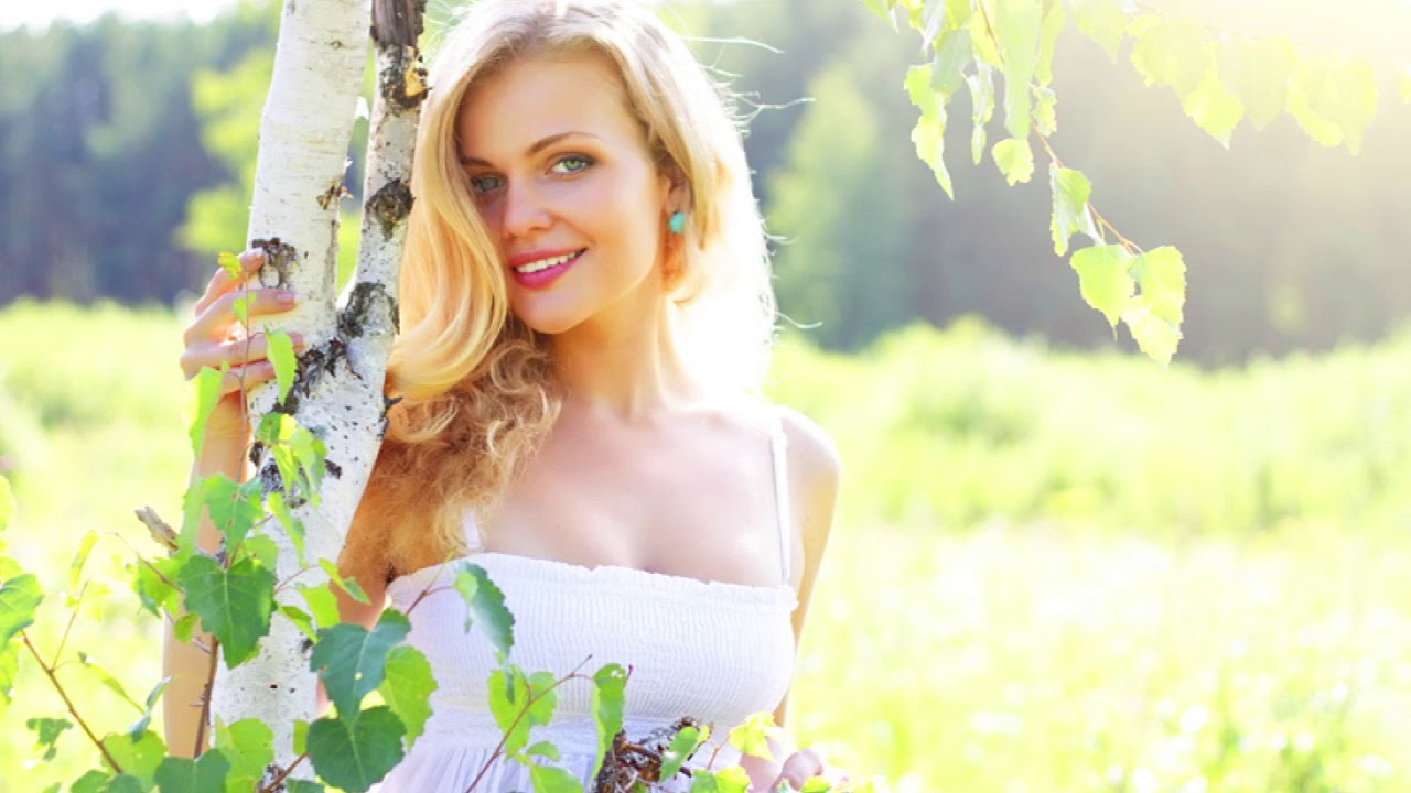 Русскую блондинку на природе. Русские красавицы. Девушка возле березы. Фотосессия в березах. Красивые девушки у березы.