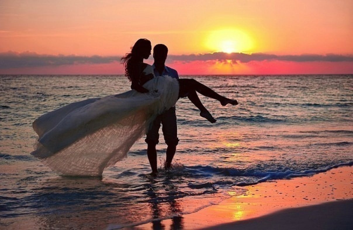 Красиво имеет любимую. Романтический закат. Влюбленные на море. Счастливая любовь. Море любви.
