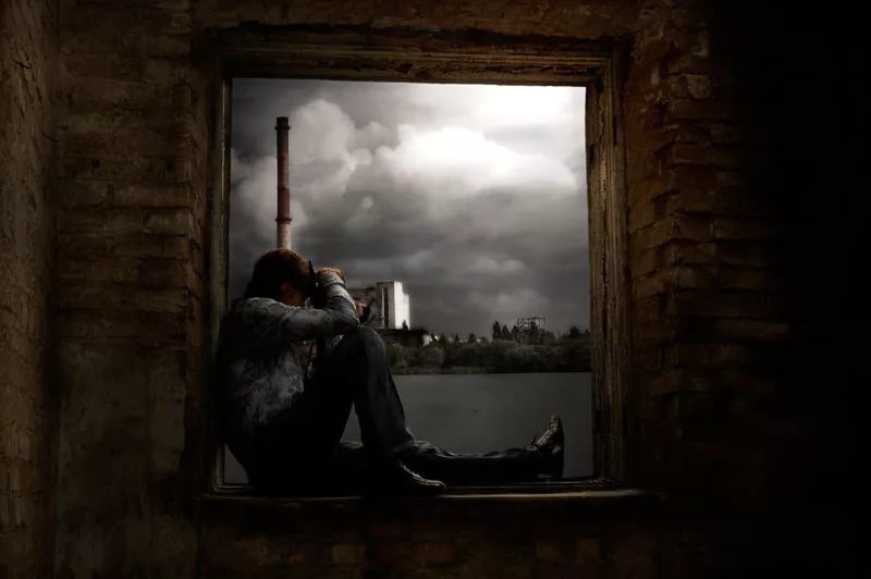 куришь в окошко слушать. человек курит у окна.